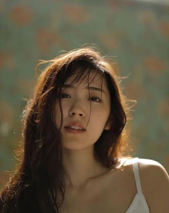 辉夜大小姐新主题曲MV又火了，里面的红裙小姐姐你知道是谁吗？