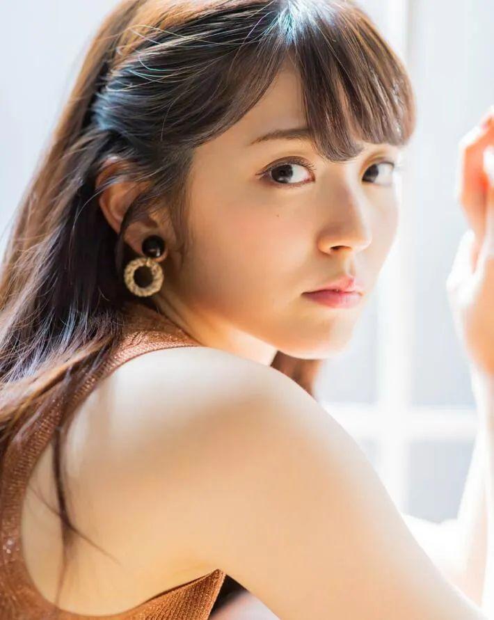 辉夜大小姐新主题曲MV又火了，里面的红裙小姐姐你知道是谁吗？