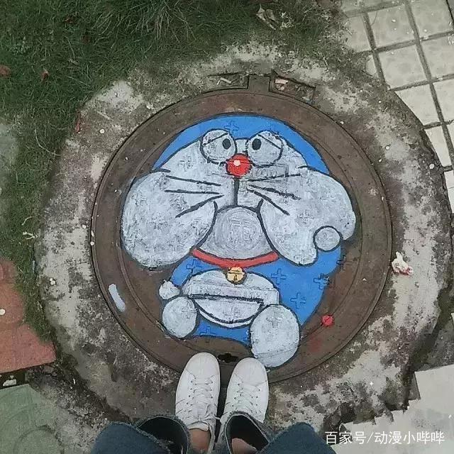 井盖上的知名“动漫角色”，哆啦A梦很委屈，蜘蛛侠变“惊悚”！