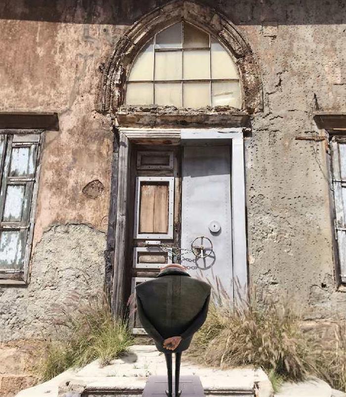 二次元人物突破次元壁后，宝儿姐一人晒太阳，奶爸格鲁重回故地