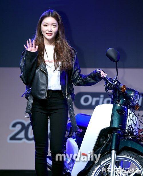 韩国I.O.I金请夏帅气皮衣出席活动，化身骑摩托车的酷帅少女