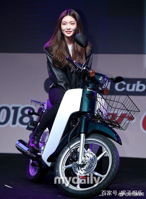 韩国I.O.I金请夏帅气皮衣出席活动，化身骑摩托车的酷帅少女