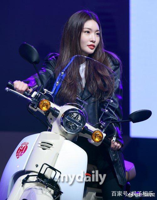 韩国I.O.I金请夏帅气皮衣出席活动，化身骑摩托车的酷帅少女