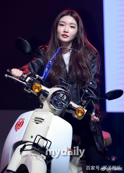 韩国I.O.I金请夏帅气皮衣出席活动，化身骑摩托车的酷帅少女