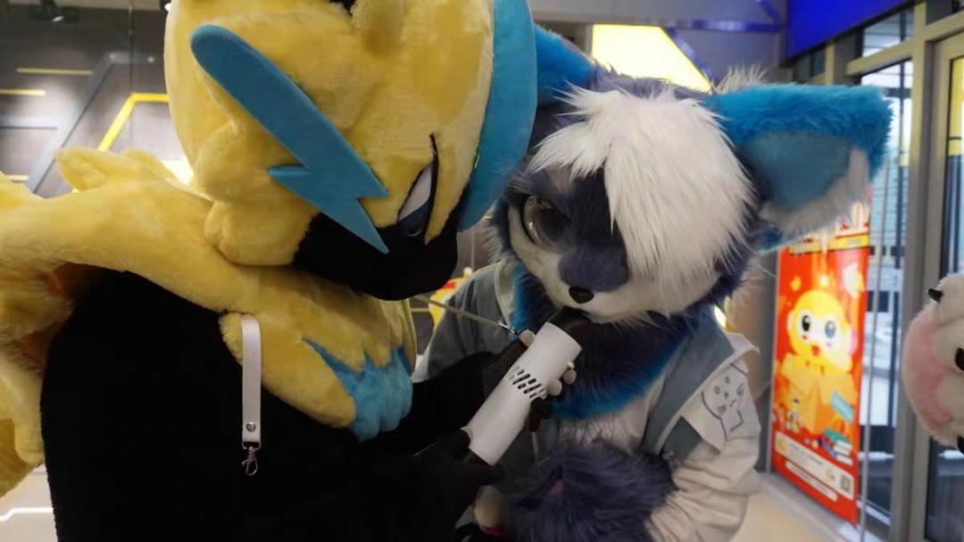 豪掷上万元买一身“兽装”，“兽人控”的秘密、纠结和爱