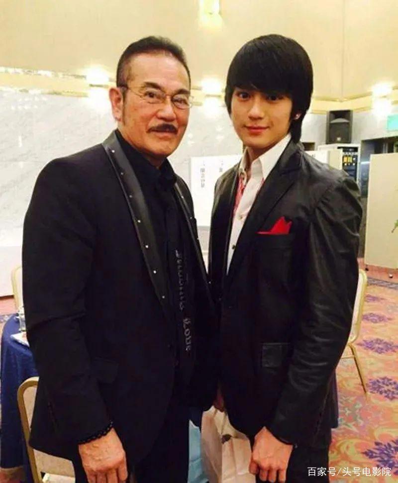 《圣斗士星矢》真人主演曝光！24岁帅气秀肌肉，原来是雄霸的儿子