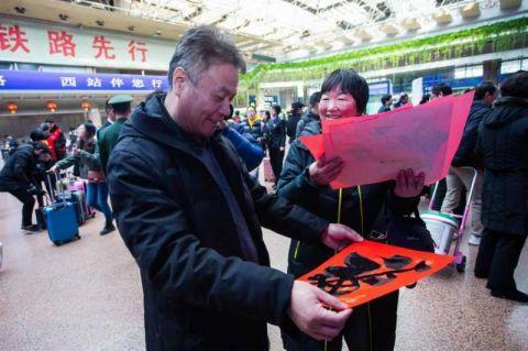 北京西站送福迎新候车大厅拍摄全家福