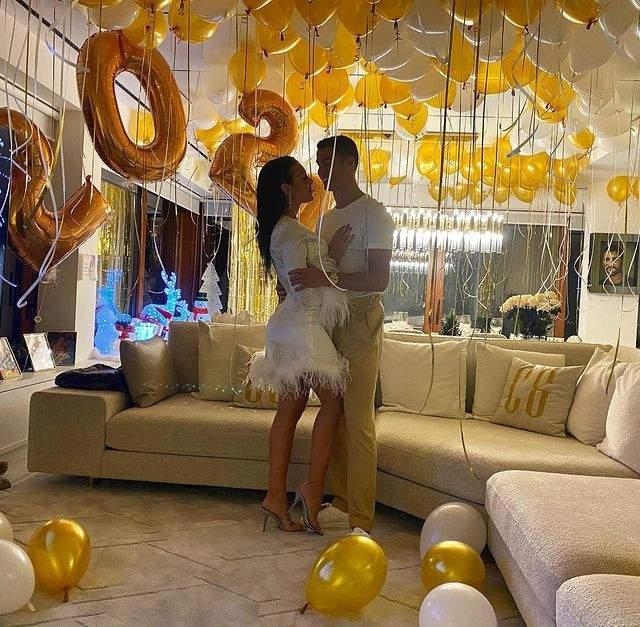 C罗元旦晒全家福！乔治娜穿伦巴舞裙超性感，C罗真有福！