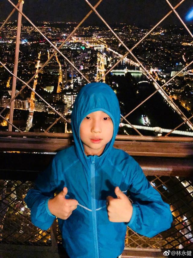 林永健晒全家福网友称：眼睛小福气大