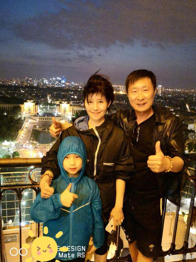 林永健晒全家福网友称：眼睛小福气大