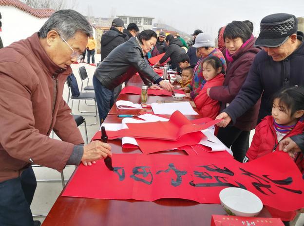 写春联拍全家福，枣庄市总工会送福进万家
