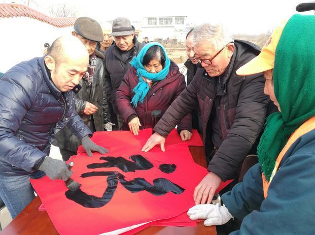 写春联拍全家福，枣庄市总工会送福进万家