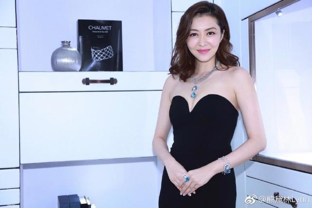 熊黛林38岁生日晒全家福，产后身材没有走形！英俊富豪老公有福气