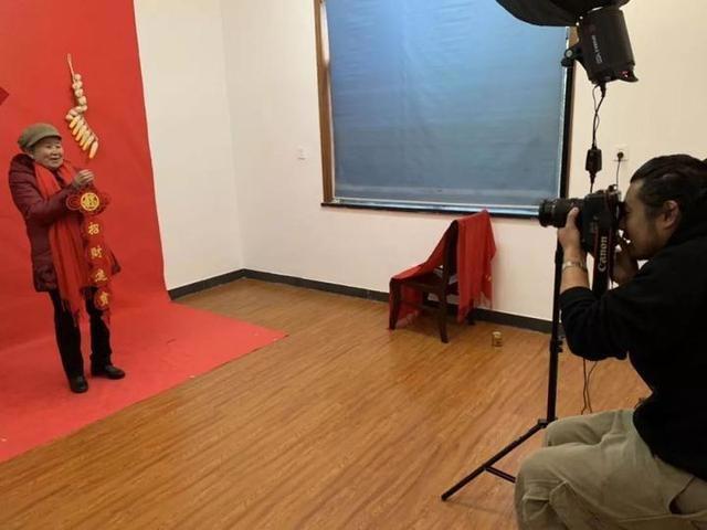 定制窗花？爱心全家福？衢州府山派出所为辖区群众送福上门