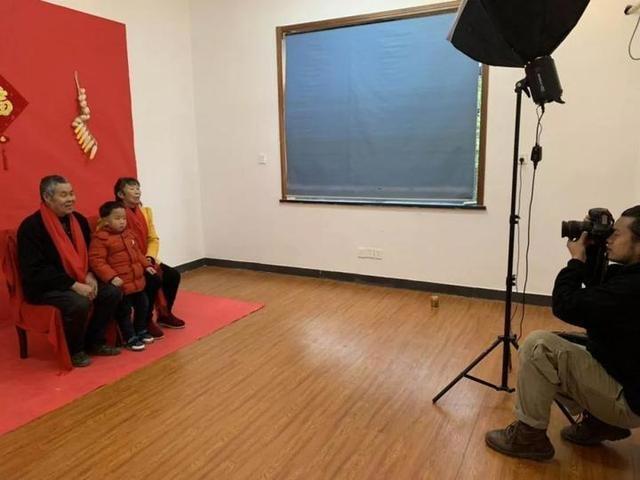 定制窗花？爱心全家福？衢州府山派出所为辖区群众送福上门