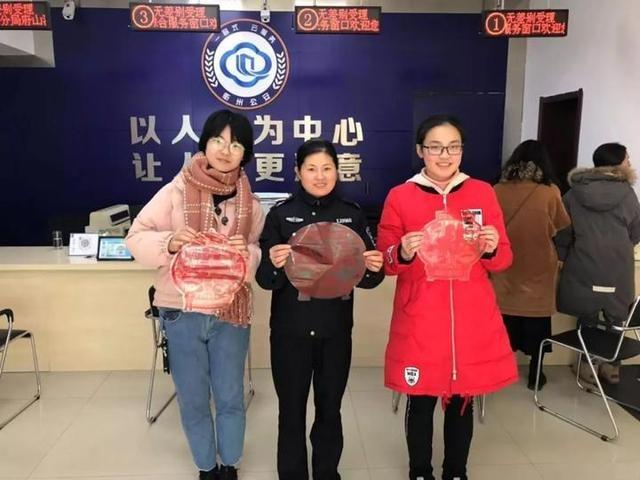 定制窗花？爱心全家福？衢州府山派出所为辖区群众送福上门