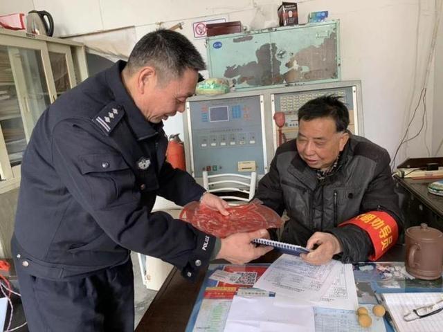 定制窗花？爱心全家福？衢州府山派出所为辖区群众送福上门