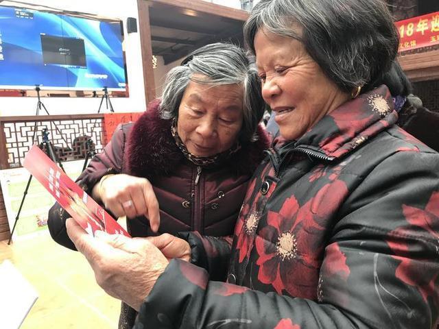 百“福”贺新春玉环摄影志愿者为村民免费拍全家福