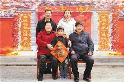 写“福”字送春联拍全家福把年味送到基层