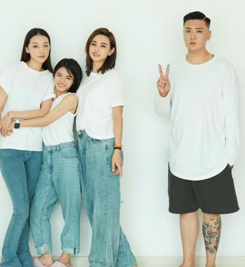 崔晋晒全家福，李勒优变团宠他却被冷落，网友：身在福中不知福