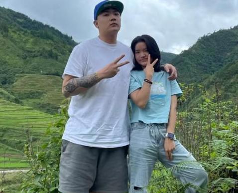 崔晋晒全家福，李勒优变团宠他却被冷落，网友：身在福中不知福