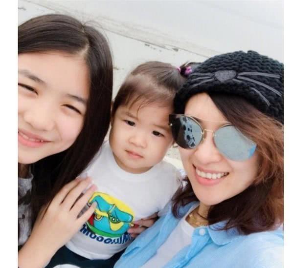 章子怡晒全家福，小苹果亭亭玉立醒醒古灵精怪，汪峰太有福气了