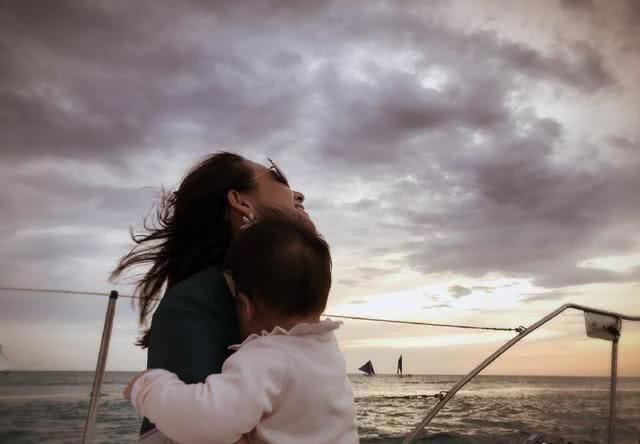 章子怡晒全家福，小苹果亭亭玉立醒醒古灵精怪，汪峰太有福气了