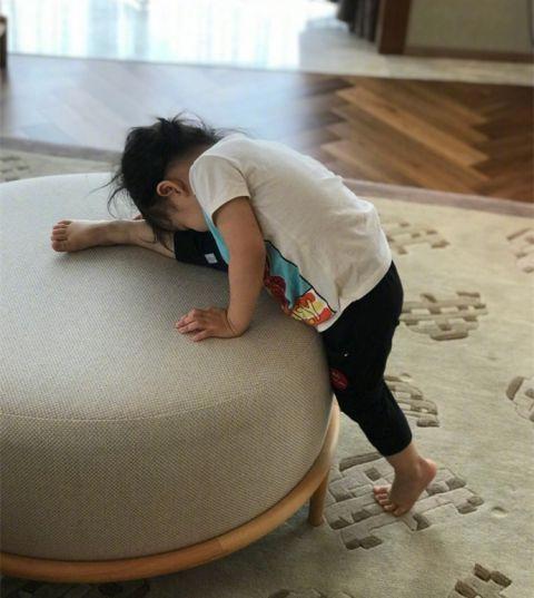 章子怡晒全家福，小苹果亭亭玉立醒醒古灵精怪，汪峰太有福气了