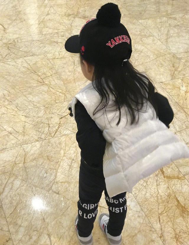 章子怡晒全家福，小苹果亭亭玉立醒醒古灵精怪，汪峰太有福气了