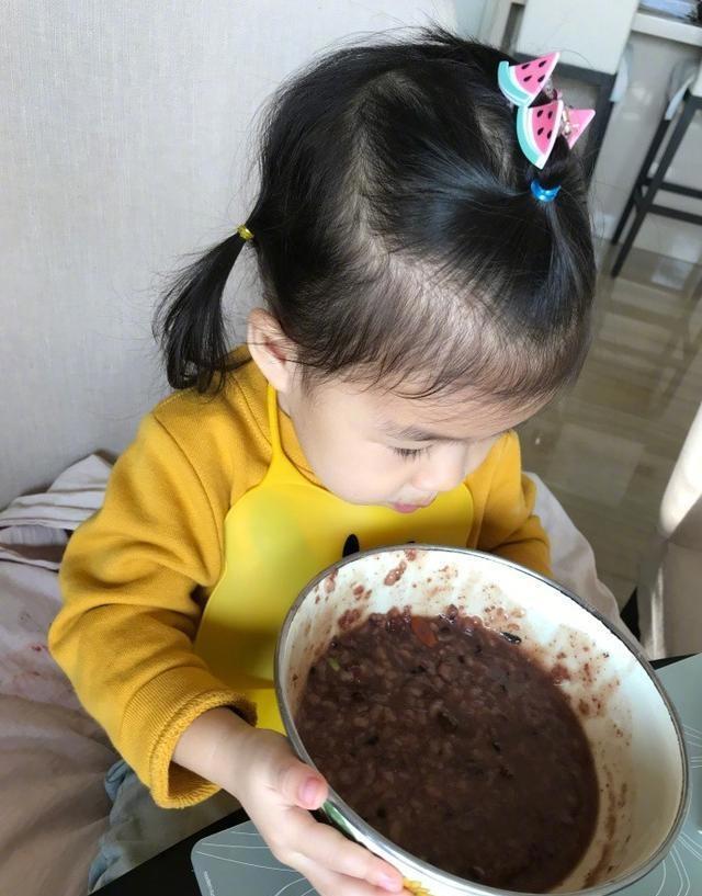 章子怡晒全家福，小苹果亭亭玉立醒醒古灵精怪，汪峰太有福气了