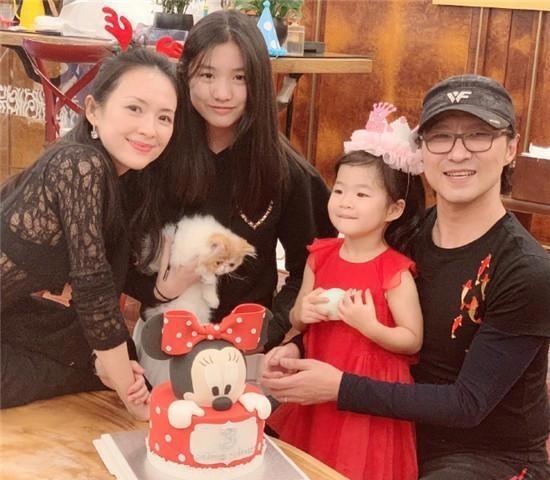章子怡晒全家福，小苹果亭亭玉立醒醒古灵精怪，汪峰太有福气了