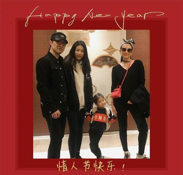 章子怡晒全家福，小苹果亭亭玉立醒醒古灵精怪，汪峰太有福气了