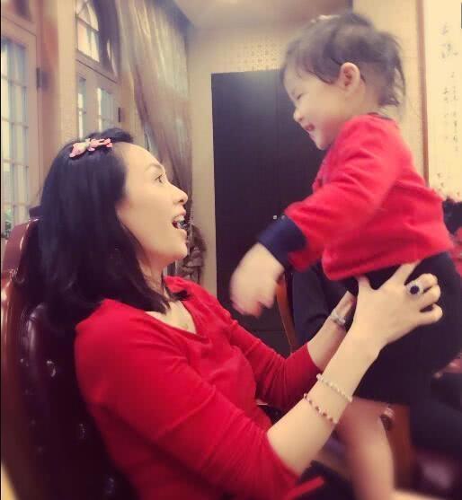 章子怡晒全家福，小苹果亭亭玉立醒醒古灵精怪，汪峰太有福气了