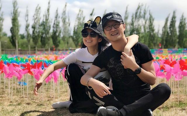 章子怡晒全家福，小苹果亭亭玉立醒醒古灵精怪，汪峰太有福气了