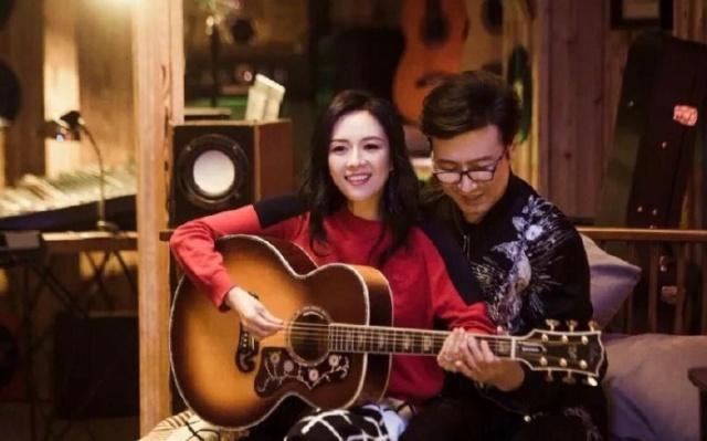 章子怡晒全家福，小苹果亭亭玉立醒醒古灵精怪，汪峰太有福气了