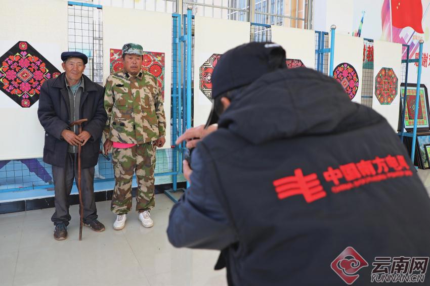 「图片故事」领福字，拍张全家福……云南富源年味浓