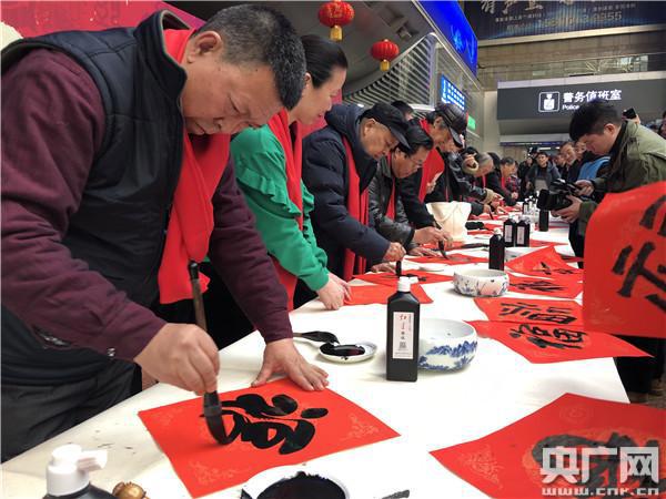 福至春运｜过年了，我们帮你拍张全家福