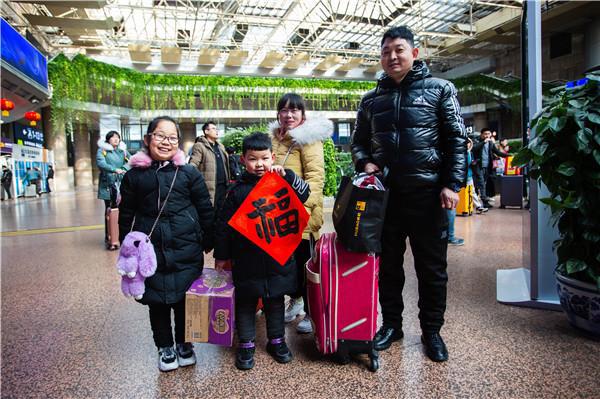 福至春运｜过年了，我们帮你拍张全家福