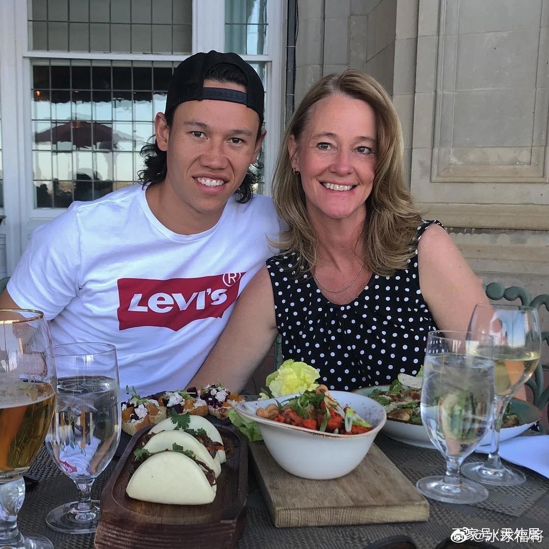 中国归化名将晒全家福：母亲是白人，兄弟俩继承华裔父亲容貌