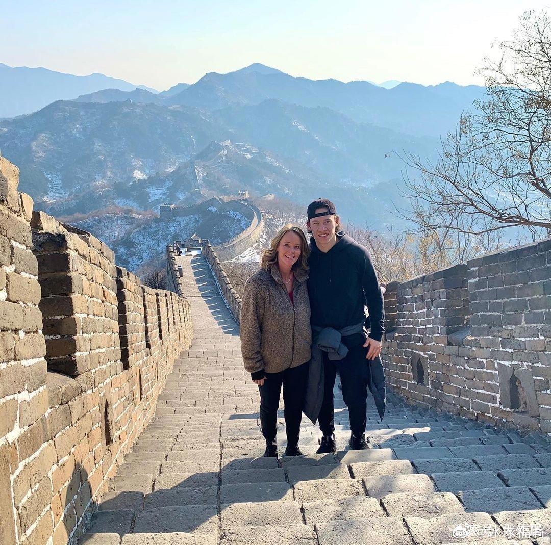 中国归化名将晒全家福：母亲是白人，兄弟俩继承华裔父亲容貌