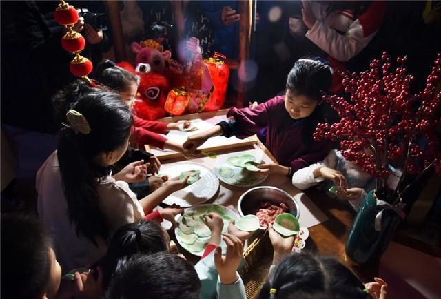 外眼看山东·央媒一周图片撷英｜新春港口生产忙