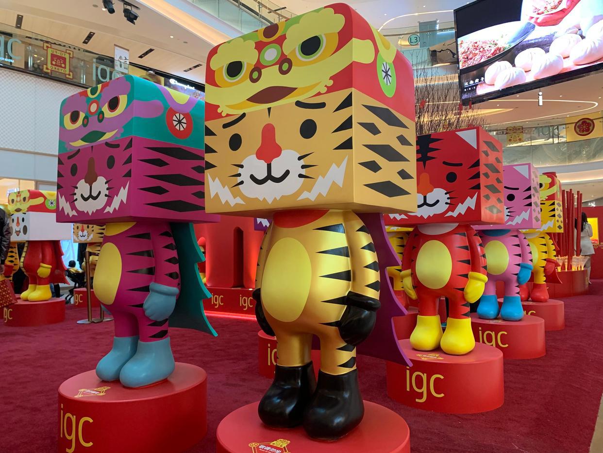 广州各大商场张灯结彩，斗潮玩斗美照斗虎运