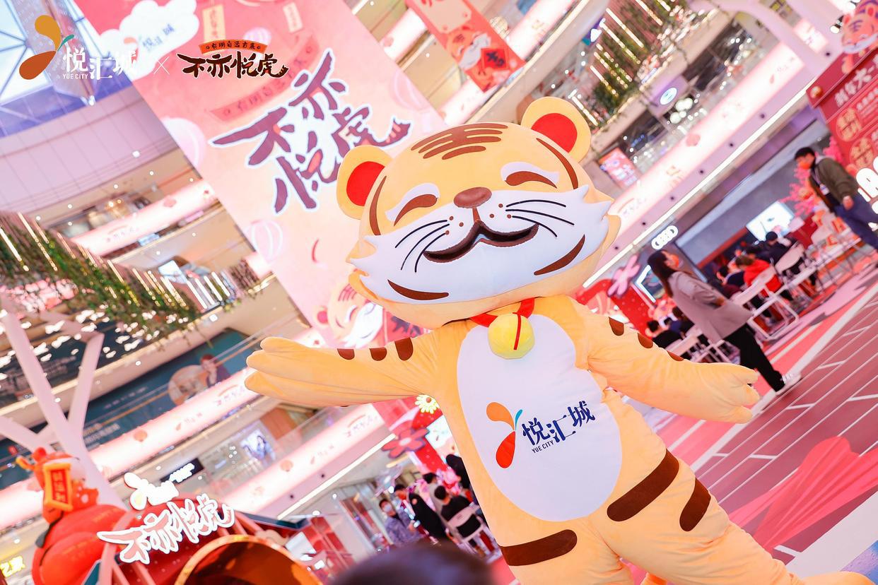 广州各大商场张灯结彩，斗潮玩斗美照斗虎运