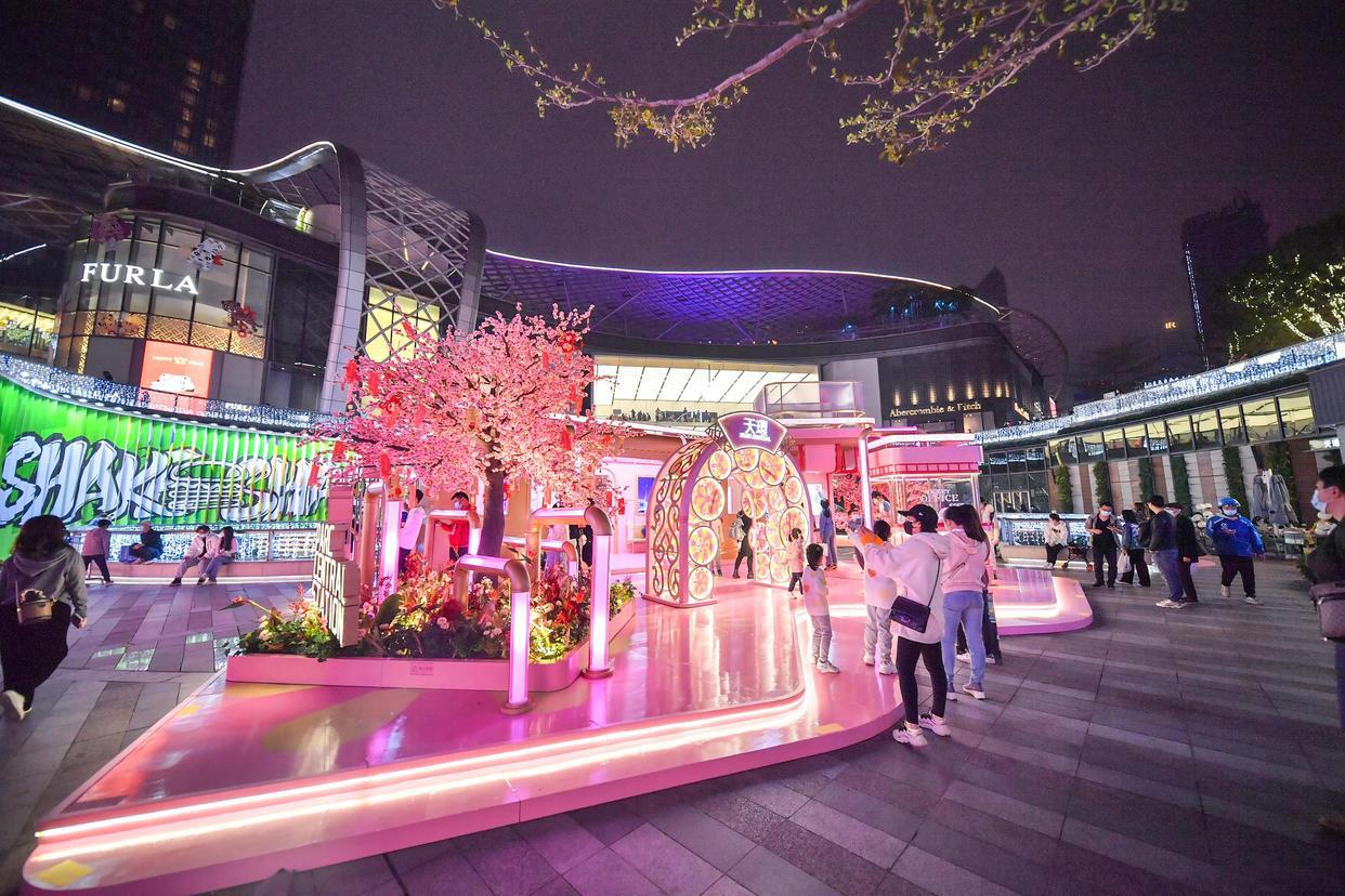 广州各大商场张灯结彩，斗潮玩斗美照斗虎运