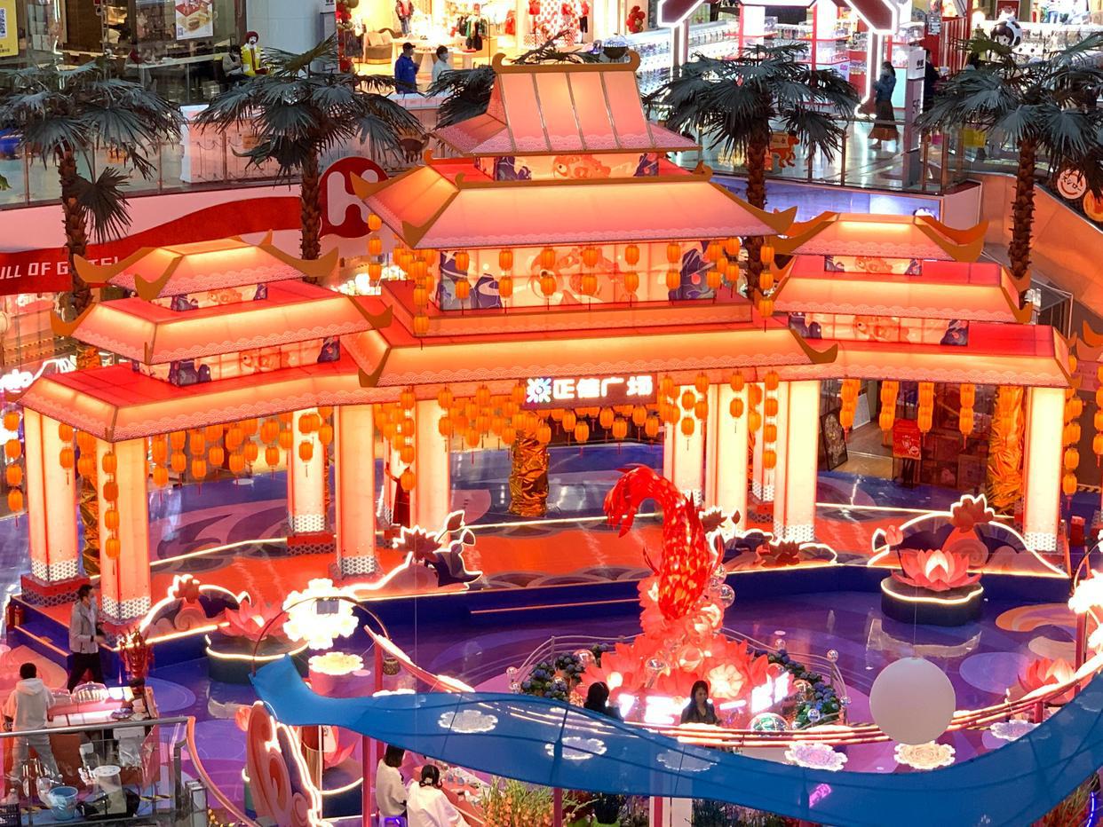 广州各大商场张灯结彩，斗潮玩斗美照斗虎运