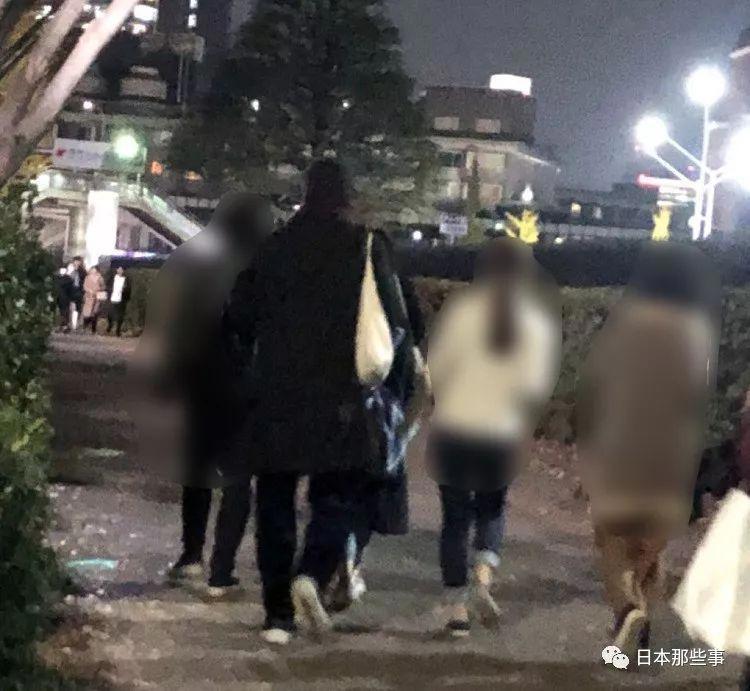 大家都等着他的新作品，而他居然在……