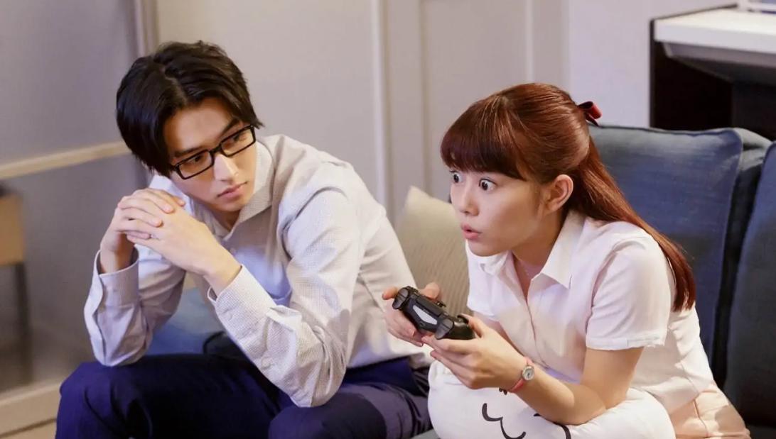 《堀与宫村》真人版引热议，堀京子妆容像职场女性，宫村身材走样