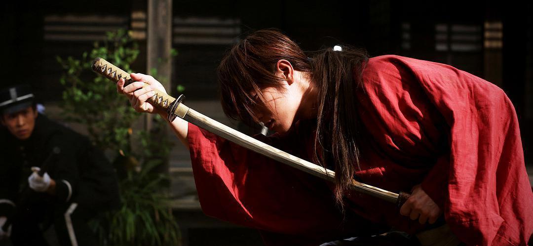 《堀与宫村》真人版引热议，堀京子妆容像职场女性，宫村身材走样