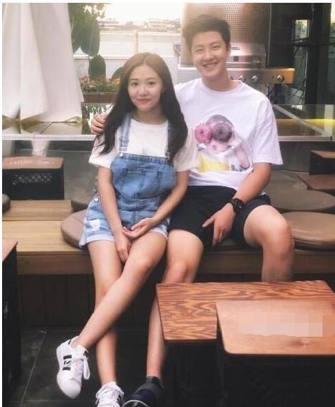 金龟子21岁女儿罕见曝光，把鲁豫都看呆了！颜值不输一线明星