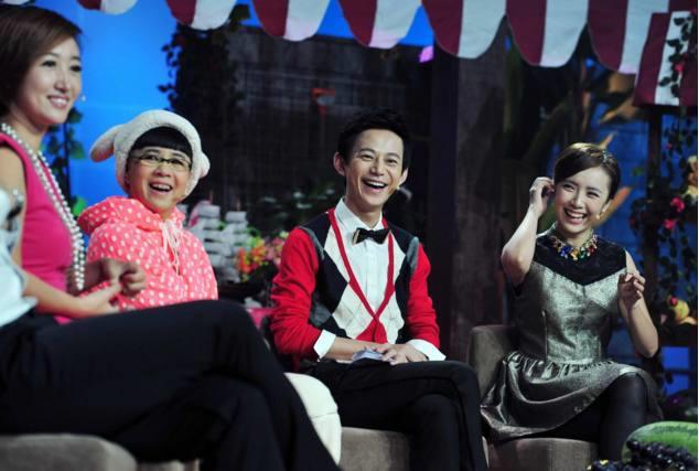 51岁金龟子还是和当年一样像小孩子，而女儿却像唐嫣